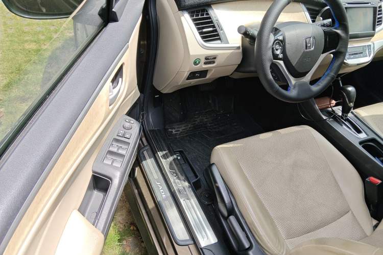 Used Honda Jade 2013 1.8L automatic Comfort version 5 seats Driver Seat