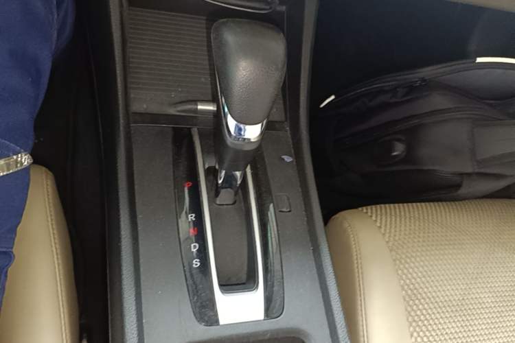 Used Honda Jade 2013 1.8L automatic Comfort version 5 seats Gear Lever