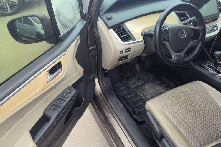 Used Honda Jade 2013 1.8L automatic Comfort version 5 seats Interior 2