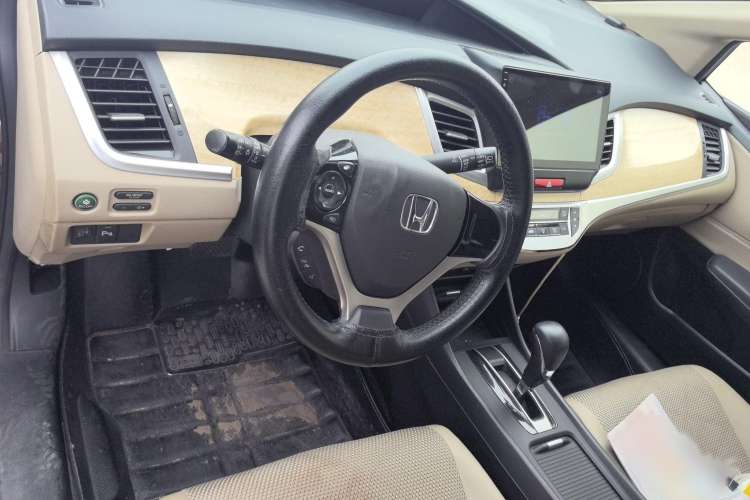 Used Honda Jade 2013 1.8L automatic Comfort version 5 seats Interior 3