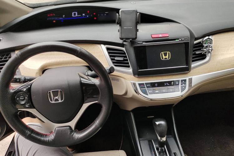 Used Honda Jade 2013 1.8L automatic Comfort version 5 seats Interior 3