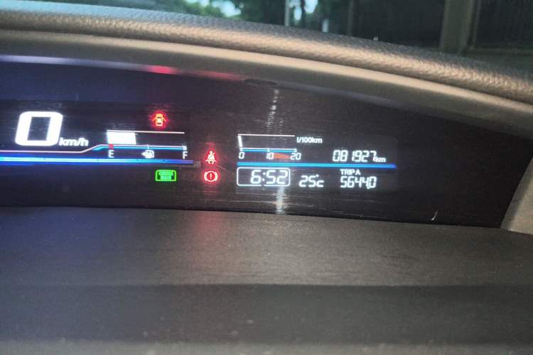 Used Honda Jade 2013 1.8L CVT Luxury Edition 5 seats Odometer Close Up