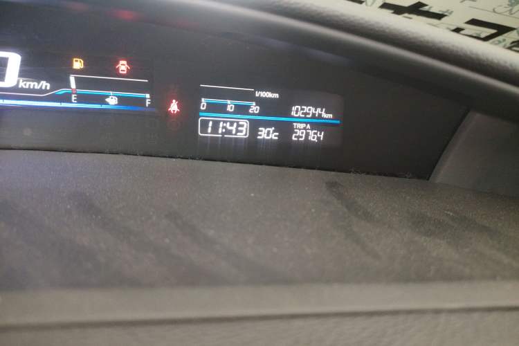 Used Honda Jade 2013 1.8L automatic Comfort version 5 seats Odometer Close Up