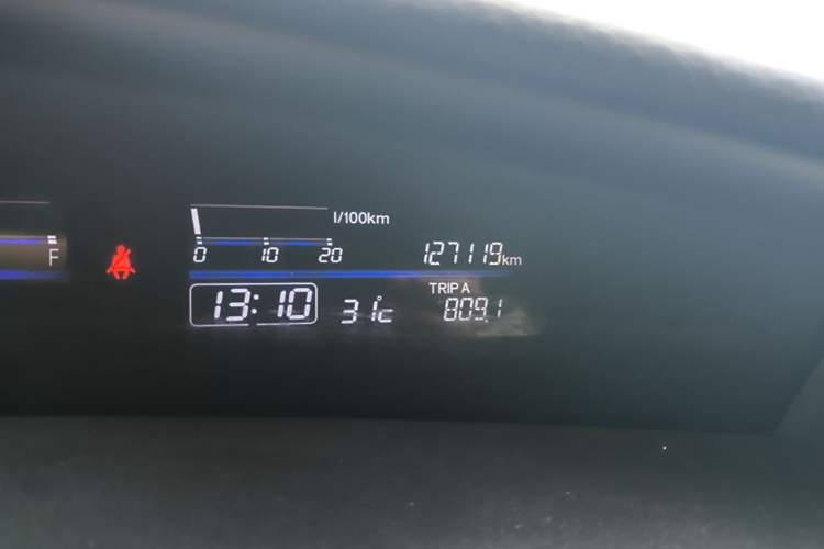 Used Honda Jade 2013 1.8L automatic Comfort version 5 seats Odometer Close Up