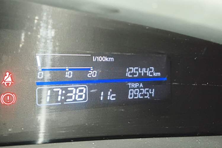 Used Honda Jade 2013 1.8L automatic Comfort version 5 seats Odometer Close Up
