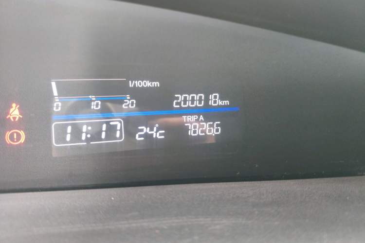 Used Honda Jade 2013 1.8L automatic Comfort version 5 seats Odometer Close Up
