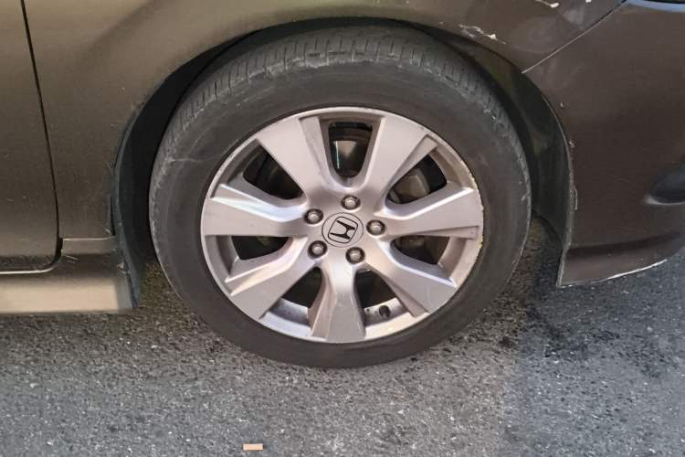 Used Honda Jade 2013 1.8L automatic Comfort version 5 seats Right Front Wheel Hub