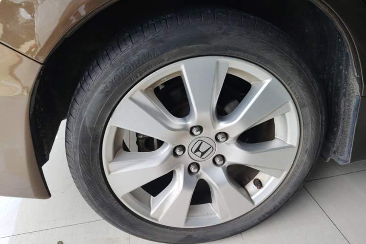 Used Honda Jade 2013 1.8L automatic Comfort version 5 seats Right Rear Wheel Hub