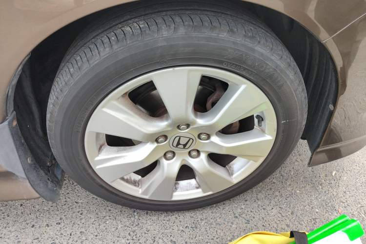 Used Honda Jade 2013 1.8L automatic Comfort version 5 seats Right Front Wheel Hub