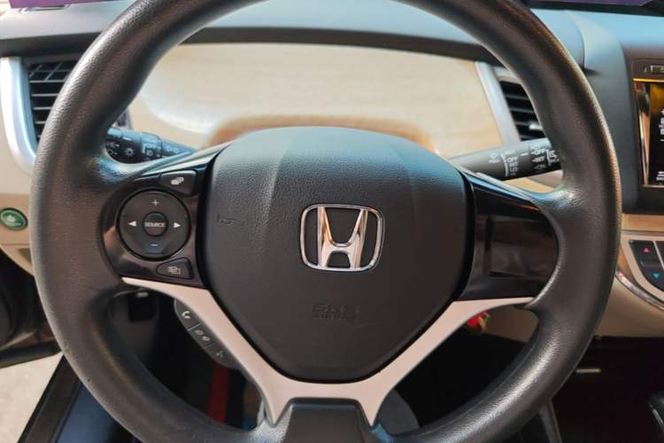 Used Honda Jade 2013 1.8L automatic Comfort version 5 seats Steering Wheel