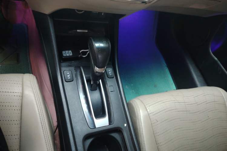 Used Honda Jade 2013 1.8L CVT Luxury Edition 5 seats Gear Lever