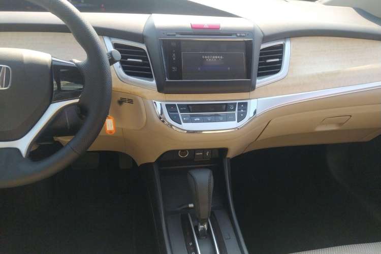 Used Honda Jade 2013 1.8L automatic Comfort version 5 seats Interior 3