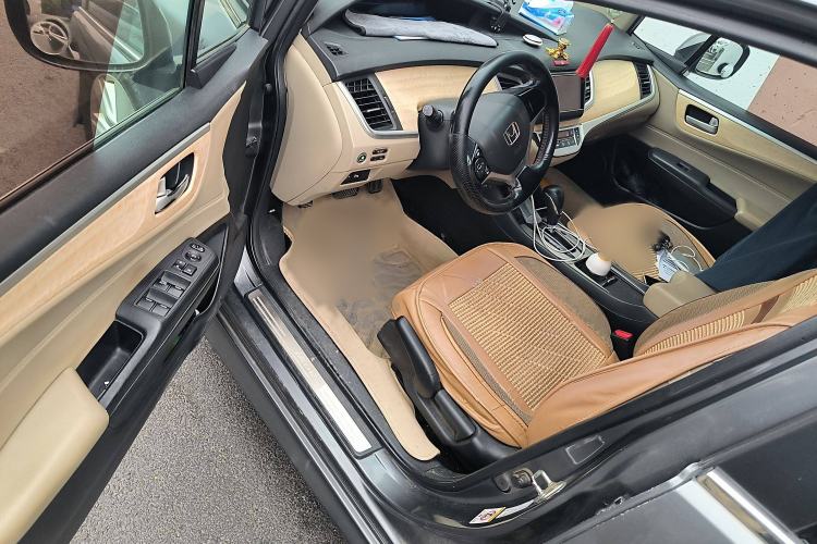 Used Honda Jade 2013 1.8L automatic Comfort version 5 seats Interior 3