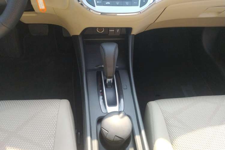 Used Honda Jade 2013 1.8L automatic Comfort version 5 seats Interior 4
