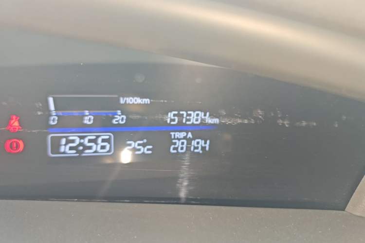 Used Honda Jade 2013 1.8L automatic Comfort version 6 seats Odometer Close Up
