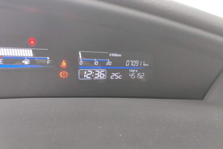 Used Honda Jade 2013 1.8L automatic Comfort version 5 seats Odometer Close Up