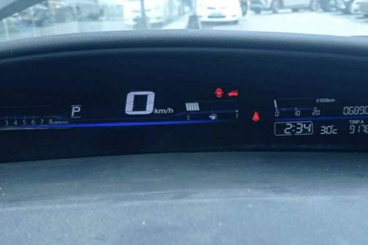 Used Honda Jade 2013 1.8L automatic Comfort version 5 seats Odometer Close Up