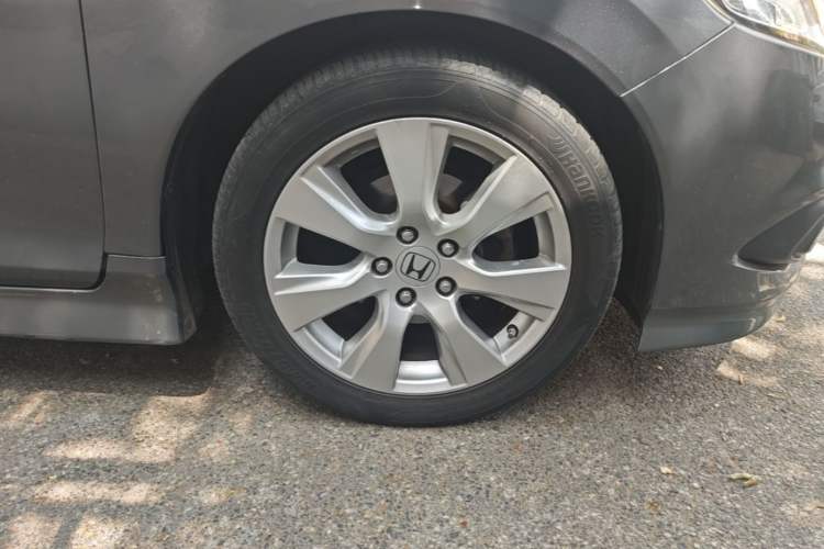 Used Honda Jade 2013 1.8L automatic Comfort version 6 seats Right Front Wheel Hub