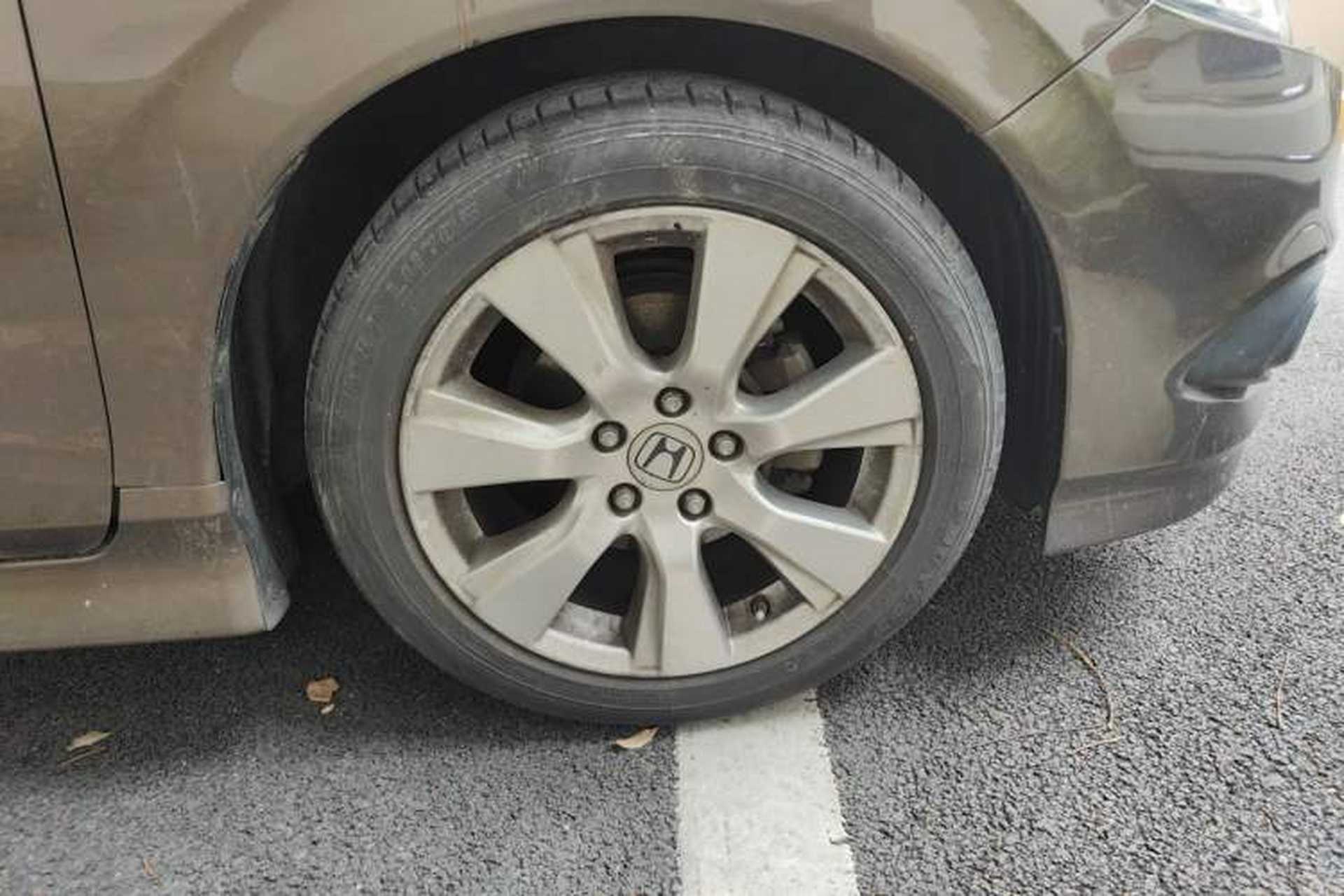 Used Honda Jade 2013 1.8L automatic Comfort version 5 seats Right Front Wheel Hub