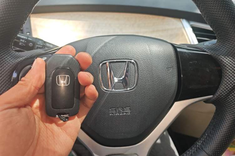 Used Honda Jade 2013 1.8L automatic Comfort version 6 seats Vehicle Key