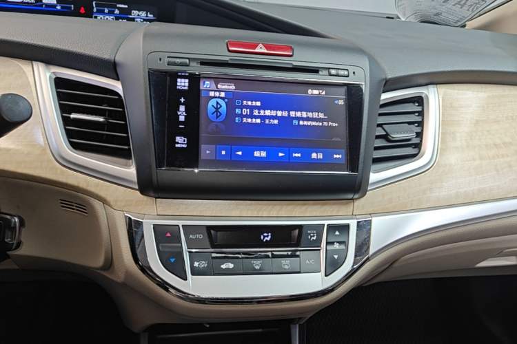 Used Honda Jade 2013 1.8L automatic Comfort version 5 seats Audio And AC Panel