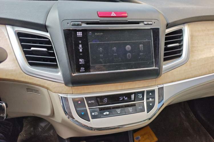 Used Honda Jade 2013 1.8L automatic Comfort version 5 seats Audio And AC Panel