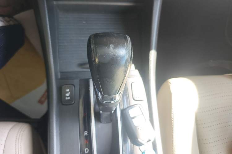 Used Honda Jade 2013 1.8L CVT Luxury Edition 5 seats Gear Lever