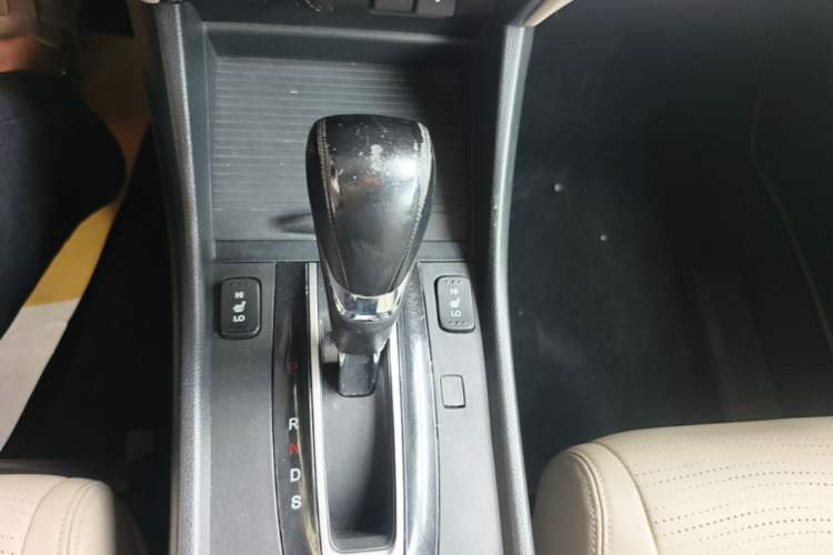 Used Honda Jade 2013 1.8L CVT Luxury Edition 5 seats Gear Lever