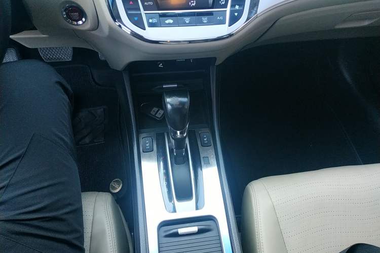 Used Honda Jade 2013 1.8L CVT Luxury Edition 6 seats Gear Lever