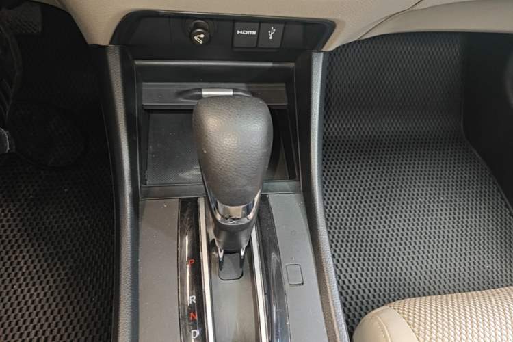 Used Honda Jade 2013 1.8L automatic Comfort version 5 seats Gear Lever