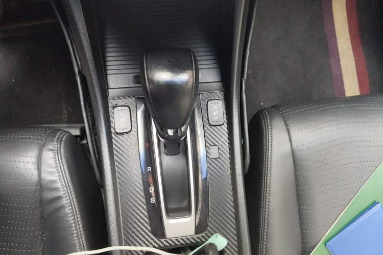 Used Honda Jade 2013 1.8L CVT Luxury Edition 6 seats Gear Lever