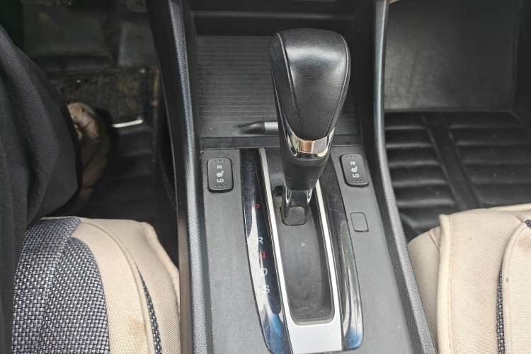 Used Honda Jade 2013 1.8L CVT Luxury Edition 5 seats Gear Lever
