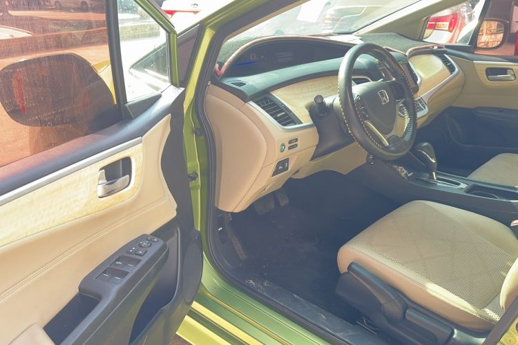 Used Honda Jade 2013 1.8L automatic Comfort version 6 seats Interior 2