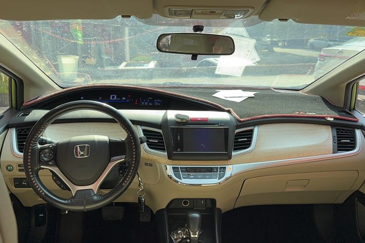 Used Honda Jade 2013 1.8L automatic Comfort version 6 seats Interior 3