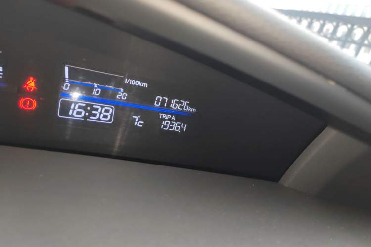 Used Honda Jade 2013 1.8L CVT Luxury Edition 5 seats Odometer Close Up