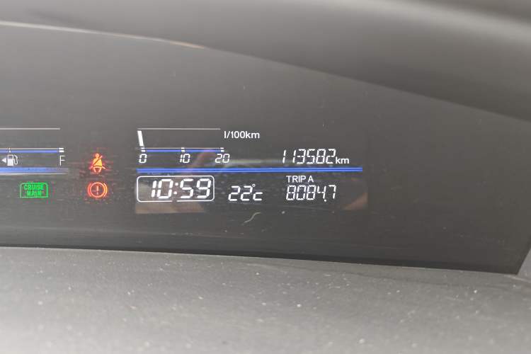 Used Honda Jade 2013 1.8L CVT Luxury Edition 5 seats Odometer Close Up