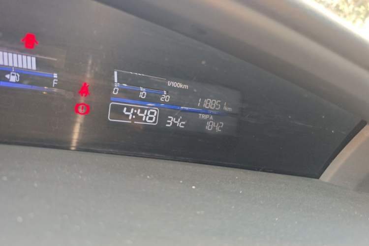Used Honda Jade 2013 1.8L automatic Comfort version 5 seats Odometer Close Up