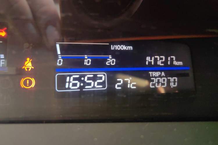 Used Honda Jade 2013 1.8L automatic Comfort version 5 seats Odometer Close Up