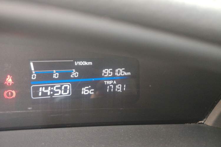 Used Honda Jade 2013 1.8L CVT Luxury Edition 5 seats Odometer Close Up