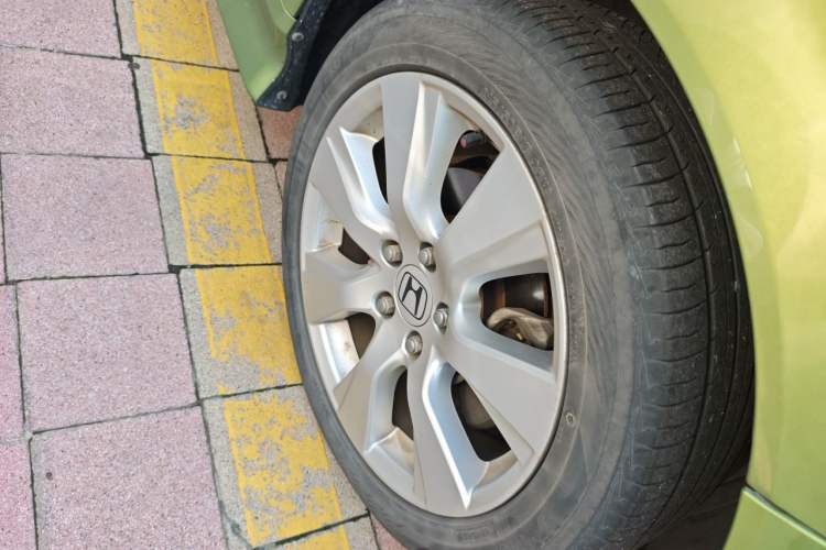 Used Honda Jade 2013 1.8L automatic Comfort version 5 seats Right Front Wheel Hub
