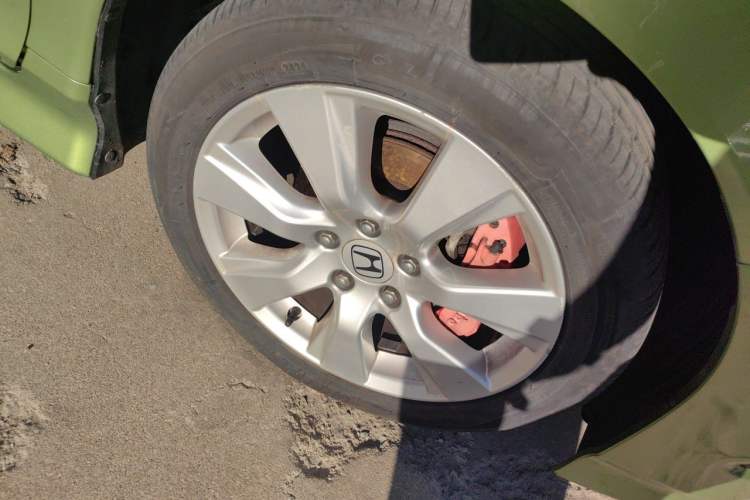 Used Honda Jade 2013 1.8L automatic Comfort version 5 seats Right Front Wheel Hub