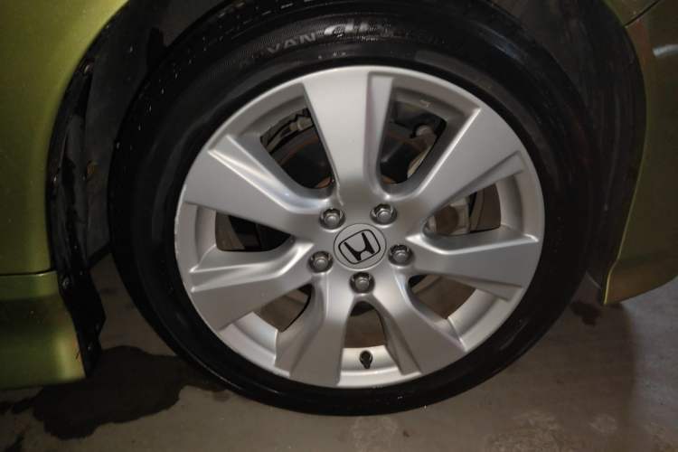 Used Honda Jade 2013 1.8L automatic Comfort version 5 seats Right Front Wheel Hub