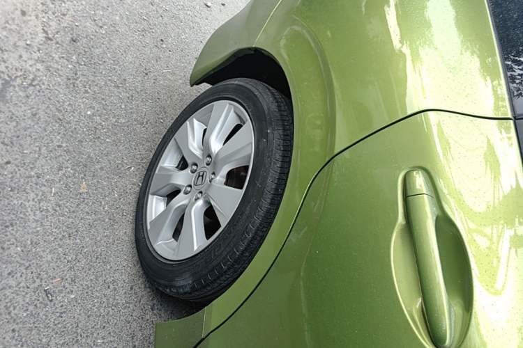 Used Honda Jade 2013 1.8L automatic Comfort version 5 seats Right Rear Wheel Hub