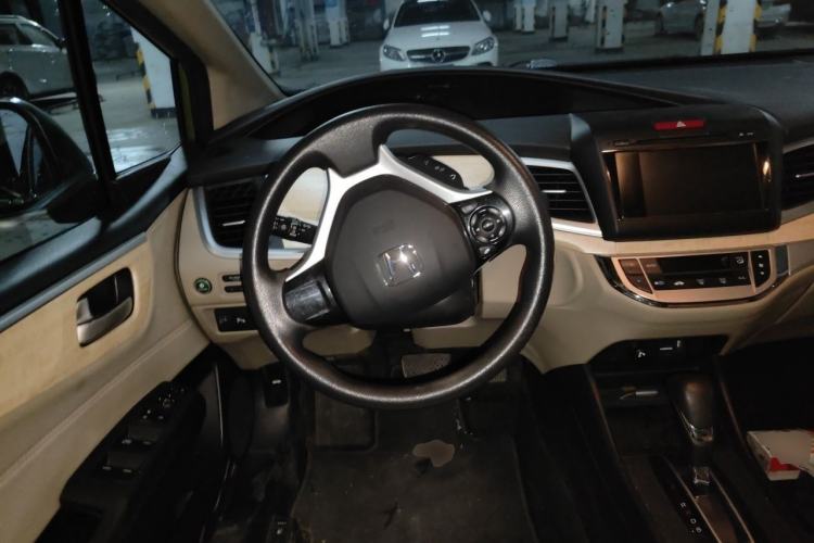 Used Honda Jade 2013 1.8L automatic Comfort version 5 seats Steering Wheel