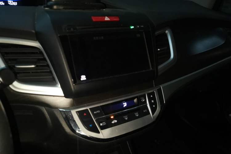 Used Honda Jade 2013 1.8L automatic Comfort version 5 seats Audio And AC Panel