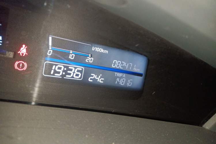Used Honda Jade 2013 1.8L automatic Comfort version 5 seats Odometer Close Up
