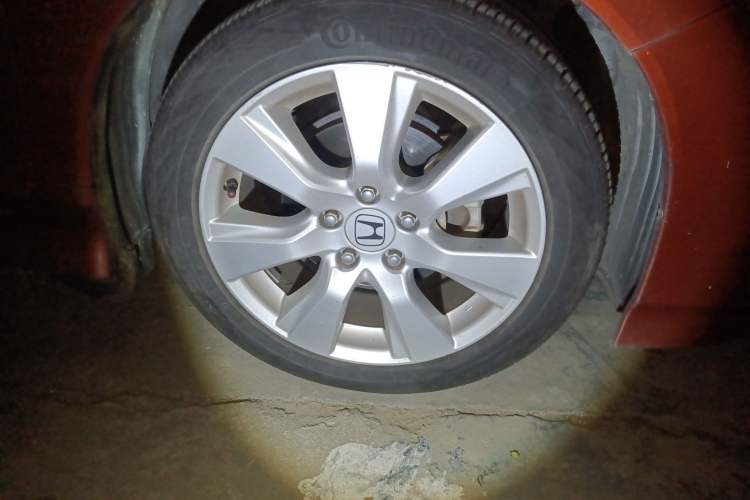 Used Honda Jade 2013 1.8L automatic Comfort version 5 seats Right Front Wheel Hub