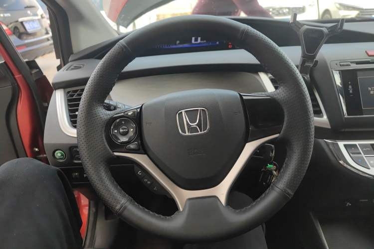Used Honda Jade 2013 1.8L automatic Comfort version 5 seats Steering Wheel