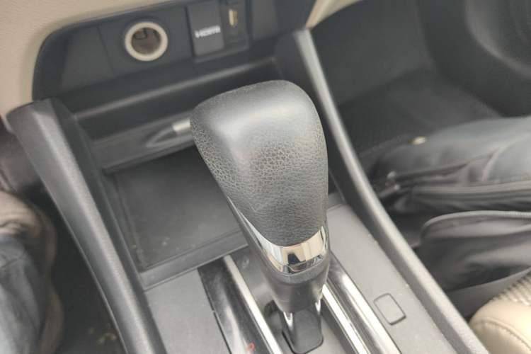 Used Honda Jade 2013 1.8L automatic Comfort version 5 seats Gear Lever