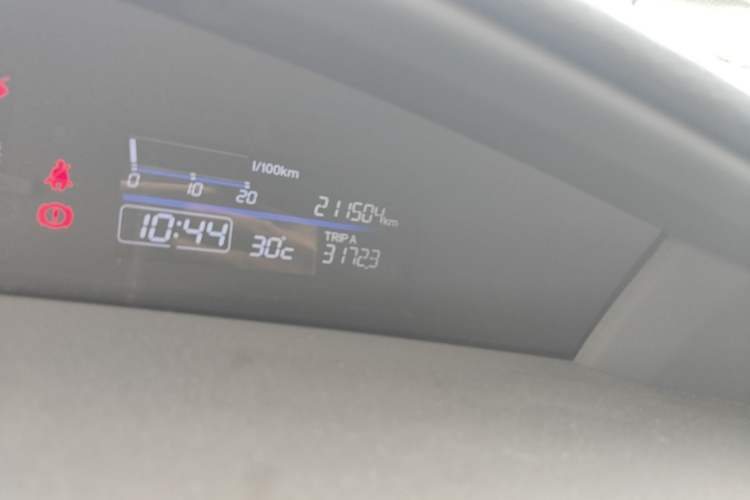 Used Honda Jade 2013 1.8L automatic Comfort version 5 seats Odometer Close Up